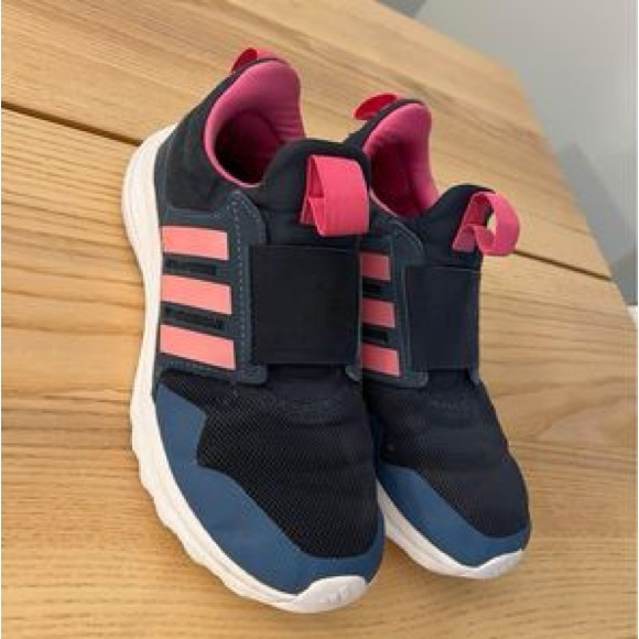 Adidas Size 4 Youth
 Good Condition - Picture 4 of 6